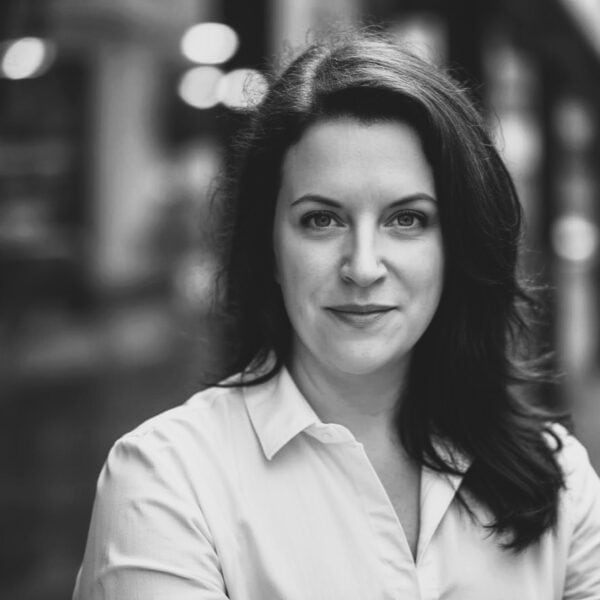 Attraktive Geschäftsfrau mit dunklem Haar, professionelle Portraitaufnahme, Business-Frau, Erfolg, Kompetenz, Selbstvertrauen, KAPA.